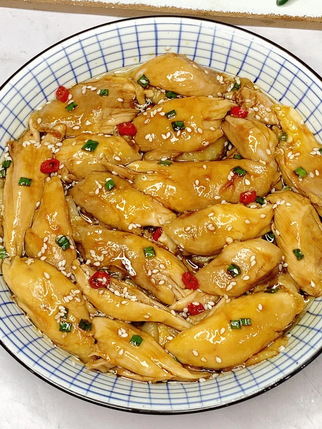 葱油鸡 分享这道好吃不胖的葱油鸡，泰香啦！葱油香，肉香，两者搭配起来，嘎嘎好吃，鲜嫩多汁，鲜香入味，吃一口就停不下来了，上桌秒光！我家小孩一周点吃一次的主题菜！